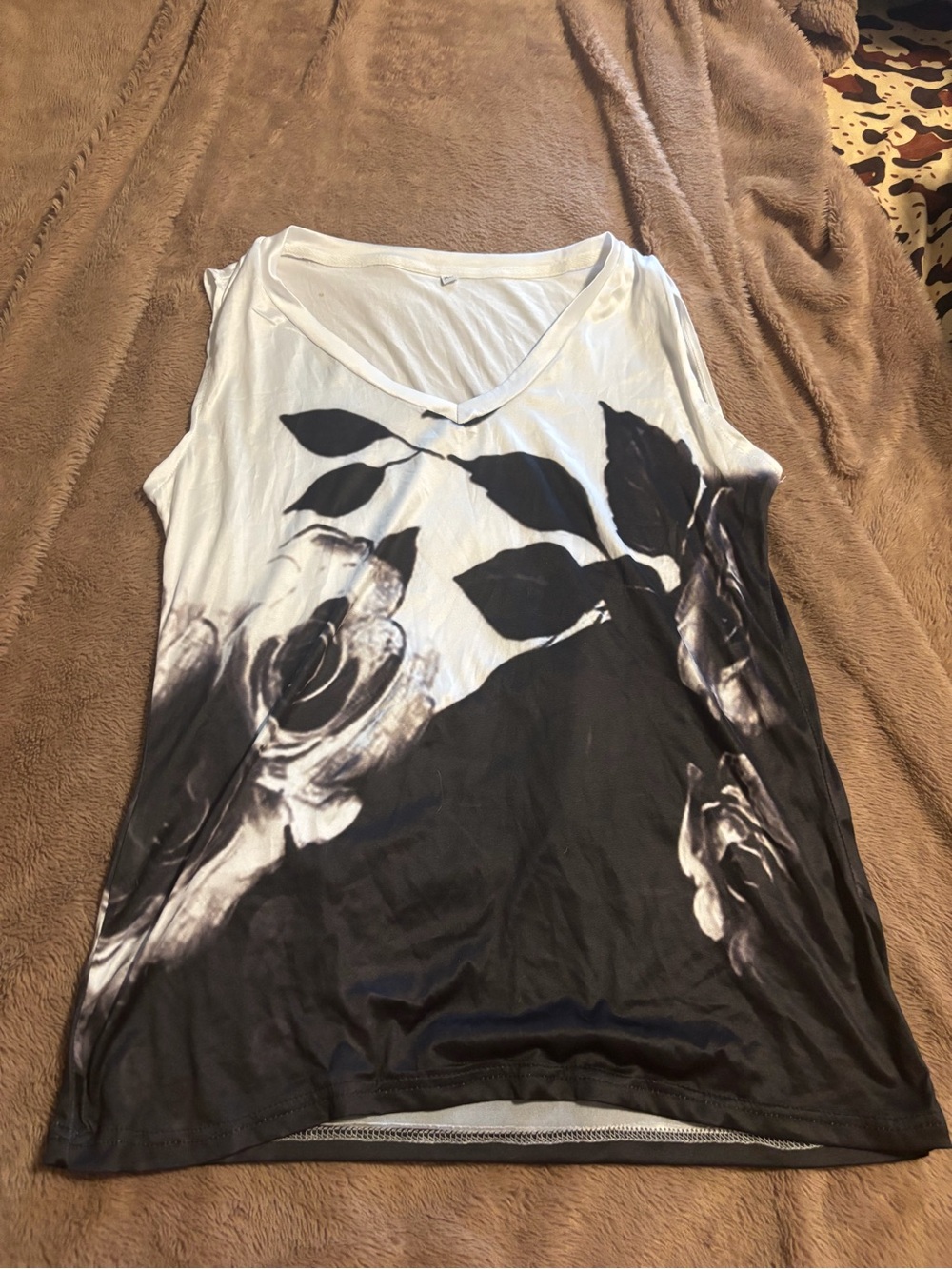 Sleeveless Floral V-Neck Tank Top - Black & White